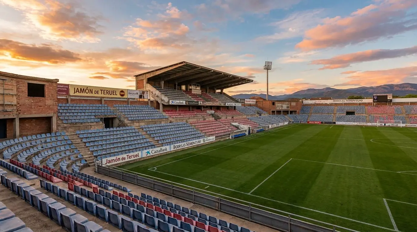 Estadio de fútbol de segunda división con ambiente compacto y cercano